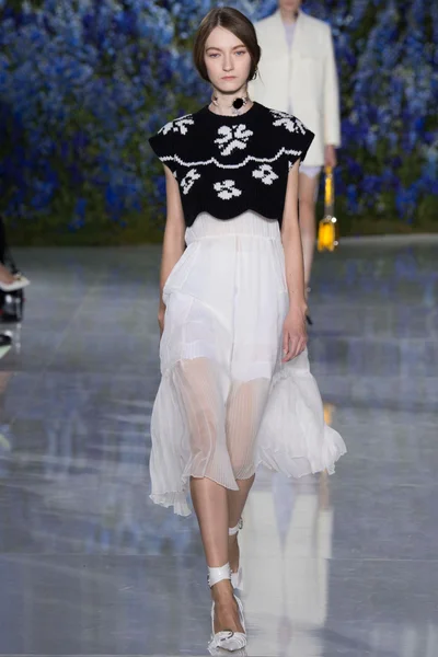 Look 10
